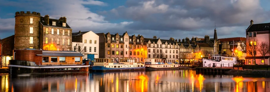 Häuserfassaden am Ufer von Edinburgh